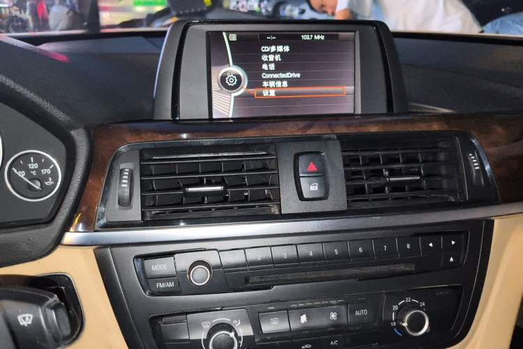 Used BMW 3 Series 2013 320Li Fashion Model Audio And AC Panel