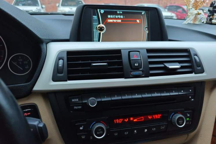 Used BMW 3 Series 2013 320i Sport Edition Audio And AC Panel