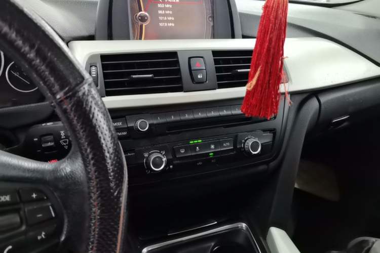 Used BMW 3 Series 2013 320i Active Edition Audio And AC Panel