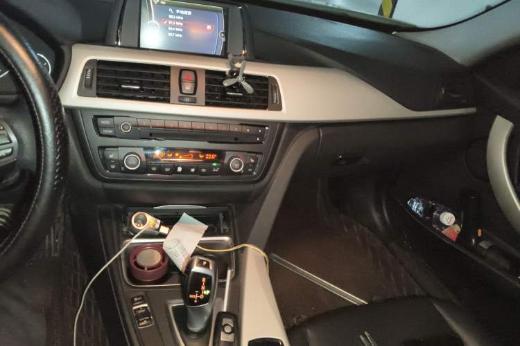 Used BMW 3 Series 2013 320i Sport Edition Audio And AC Panel