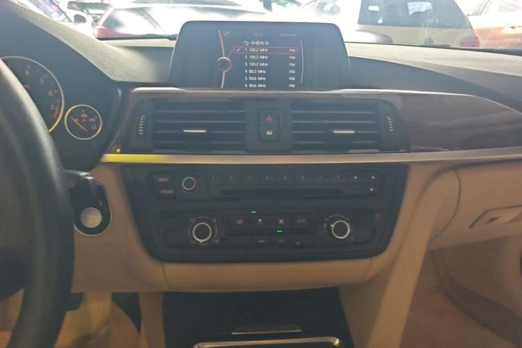 Used BMW 3 Series 2013 320Li Fashion Model Audio And AC Panel
