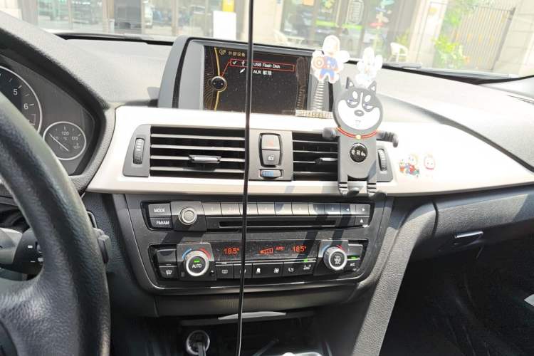 Used BMW 3 Series 2013 320Li Fashion Model Audio And AC Panel