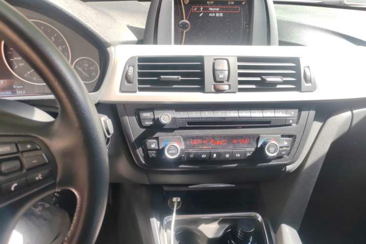 Used BMW 3 Series 2013 320i Sport Edition Audio And AC Panel