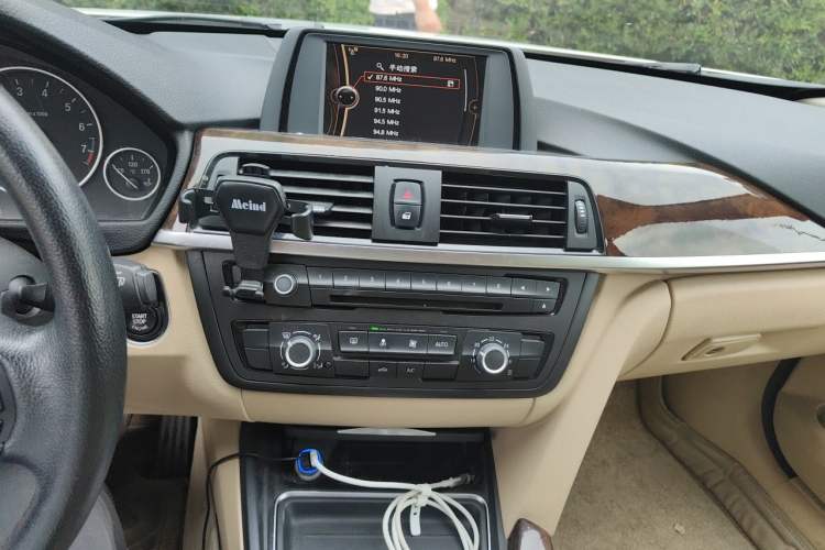 Used BMW 3 Series 2013 320Li Fashion Model Audio And AC Panel