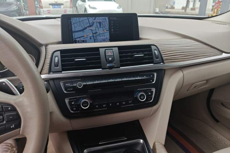 Used BMW 3 Series 2013 Facelift 335Li Stylish Design Package Audio And AC Panel