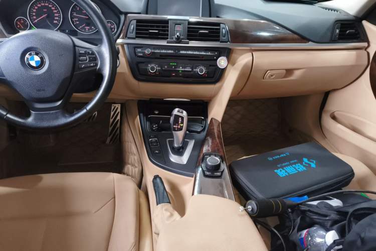 Used BMW 3 Series 2013 320Li Fashion Model Audio And AC Panel