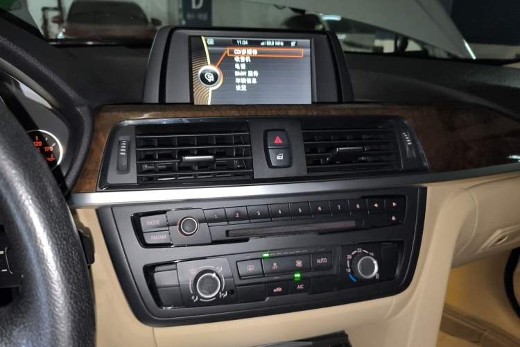 Used BMW 3 Series 2013 320Li Fashion Model Audio And AC Panel