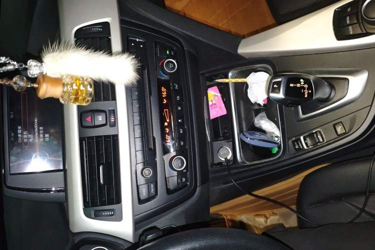 Used BMW 3 Series 2013 320Li Fashion Model Audio And AC Panel