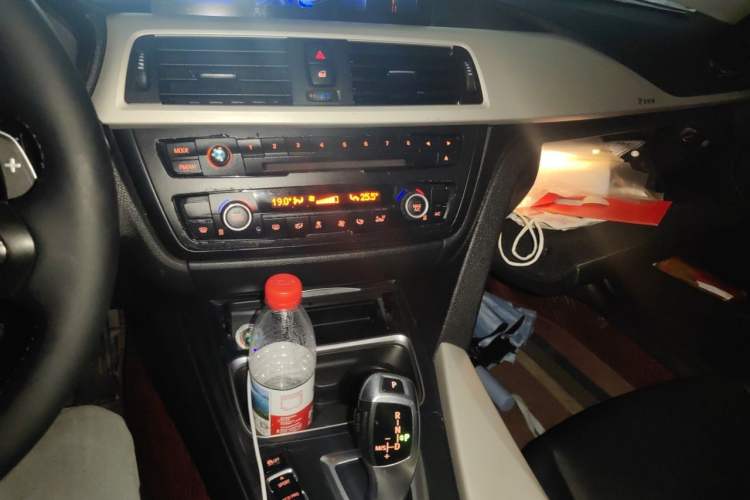 Used BMW 3 Series 2013 320Li Fashion Model Audio And AC Panel