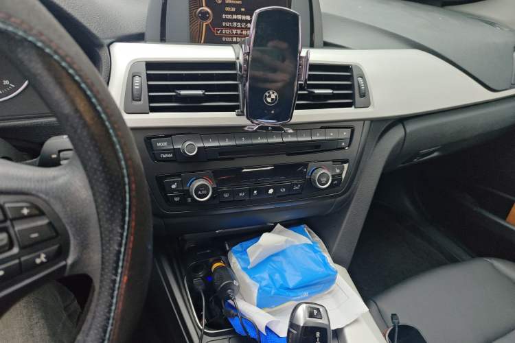 Used BMW 3 Series 2013 320i Sport Edition Audio And AC Panel