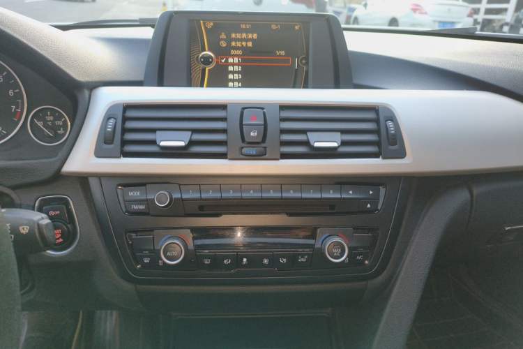 Used BMW 3 Series 2013 320Li Fashion Model Audio And AC Panel