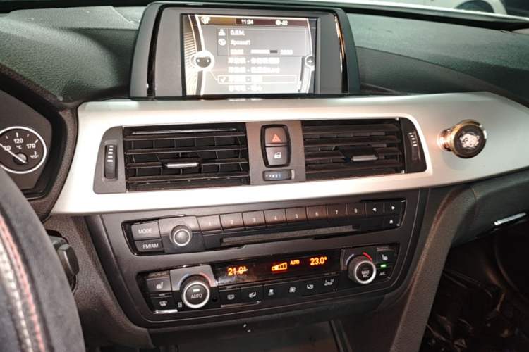 Used BMW 3 Series 2013 320i Sport Edition Audio And AC Panel