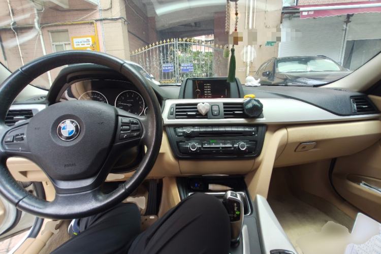Used BMW 3 Series 2013 320i Active Edition Center Console