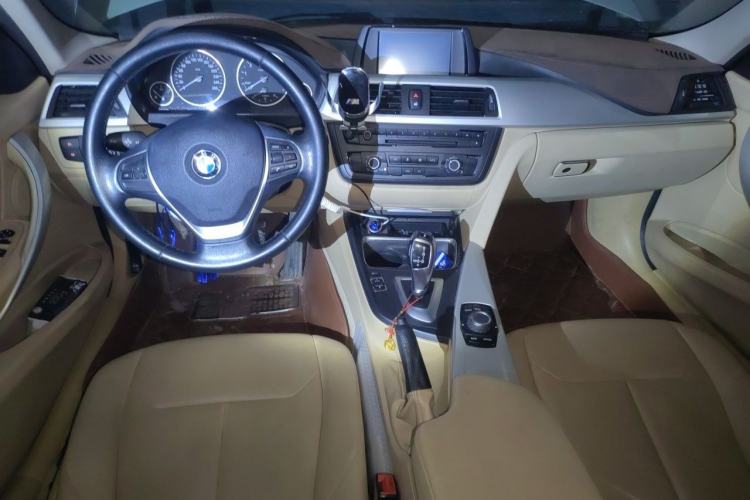 Used BMW 3 Series 2013 320i Active Edition Center Console