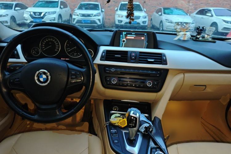 Used BMW 3 Series 2013 320i Sport Edition Center Console