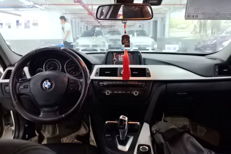 Used BMW 3 Series 2013 320i Active Edition Center Console