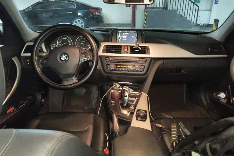Used BMW 3 Series 2013 320i Sport Edition Center Console