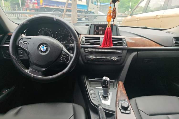 Used BMW 3 Series 2013 Facelifted 320Li Luxury Design Package Center Console
