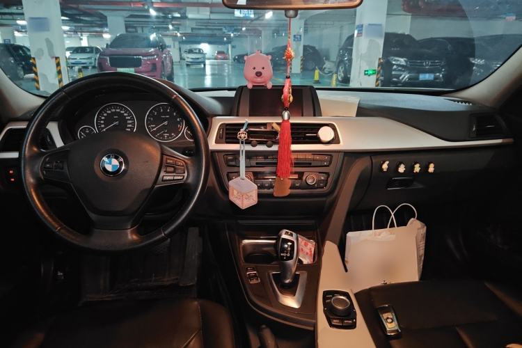 Used BMW 3 Series 2013 320i Sport Edition Center Console