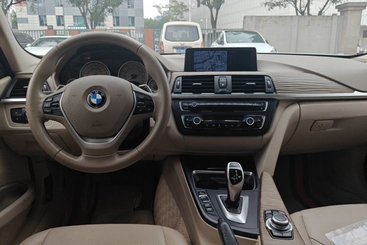 Used BMW 3 Series 2013 Facelift 335Li Stylish Design Package Center Console