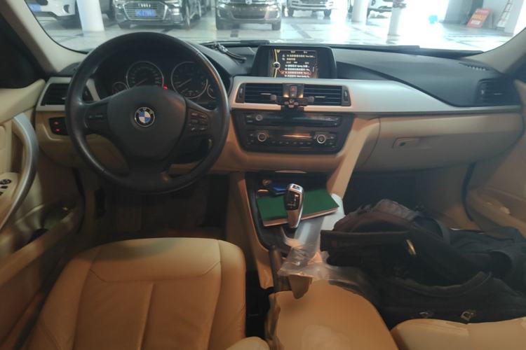 Used BMW 3 Series 2013 320i Sport Edition Center Console