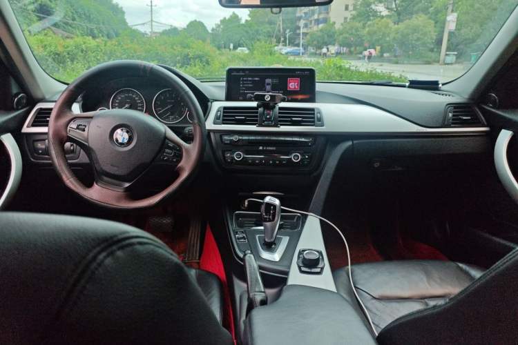Used BMW 3 Series 2013 320i Sport Edition Center Console