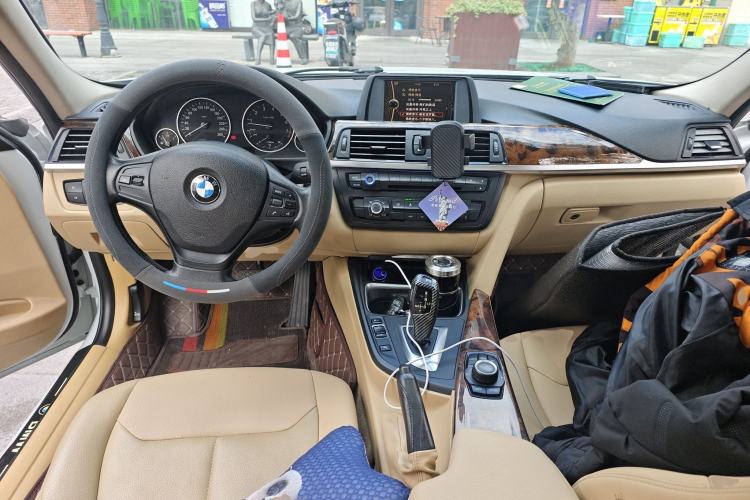 Used BMW 3 Series 2013 320i Sport Edition Center Console
