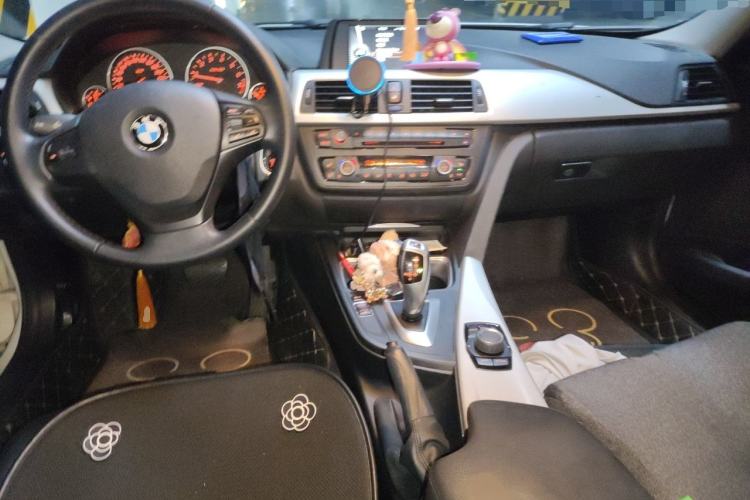 Used BMW 3 Series 2013 320i Sport Edition Center Console