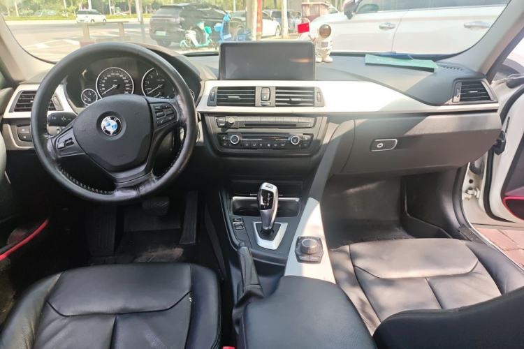 Used BMW 3 Series 2013 320i Sport Edition Center Console