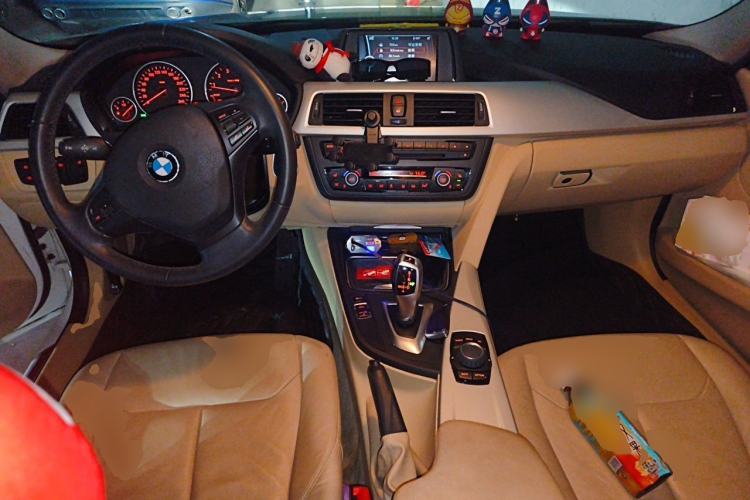 Used BMW 3 Series 2013 320i Sport Edition Center Console