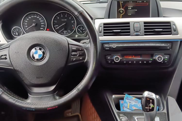 Used BMW 3 Series 2013 320i Sport Edition Center Console