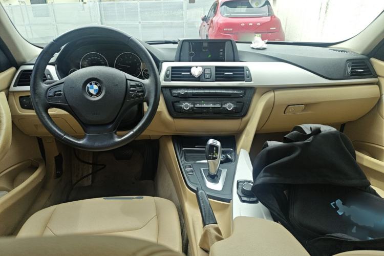 Used BMW 3 Series 2013 320i Active Edition Center Console