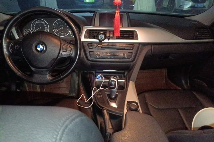 Used BMW 3 Series 2013 320i Active Edition Center Console