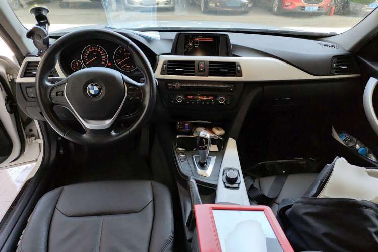 Used BMW 3 Series 2013 320i Sport Touring Edition Center Console