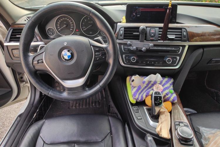 Used BMW 3 Series 2013 Facelifted 320Li Luxury Design Package Center Console