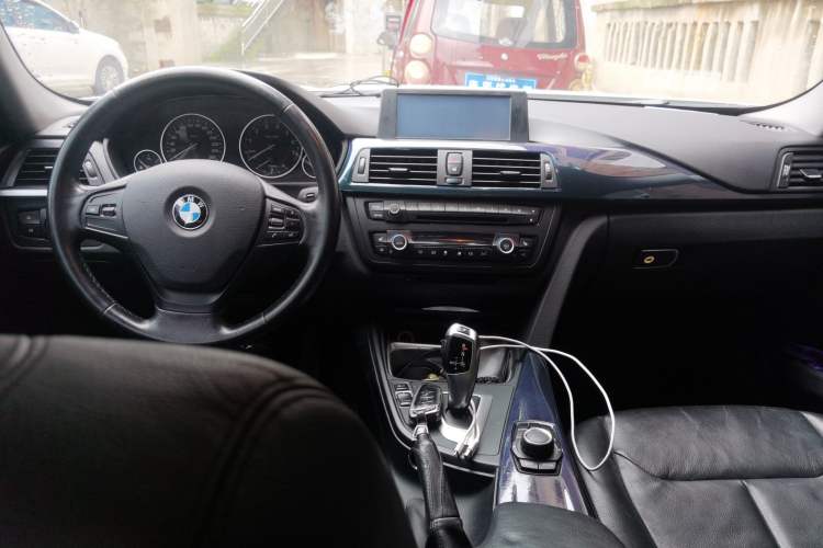 Used BMW 3 Series 2013 320i Sport Edition Center Console