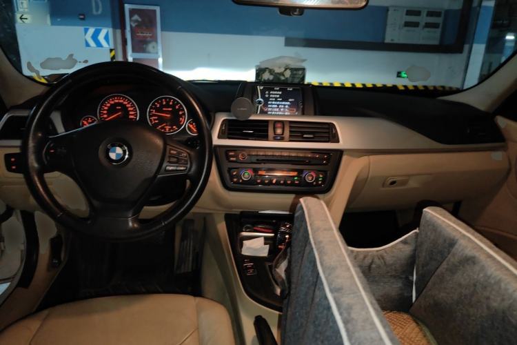 Used BMW 3 Series 2013 320i Sport Edition Center Console
