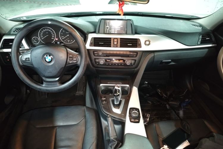 Used BMW 3 Series 2013 320i Sport Edition Center Console