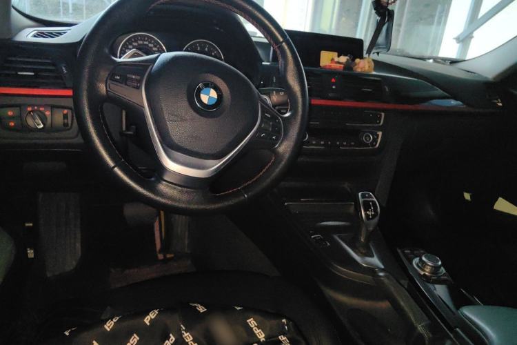 Used BMW 3 Series 2013 320i Sport Design Package Center Console