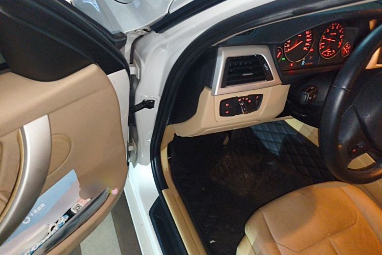 Used BMW 3 Series 2013 320i Sport Edition Driver Seat