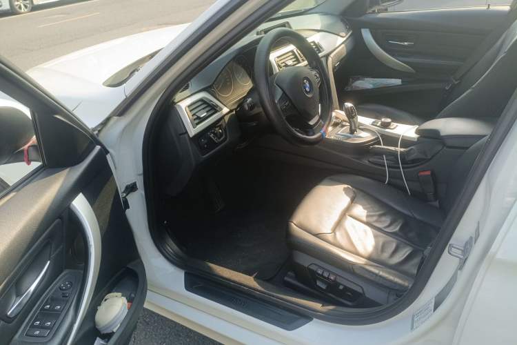 Used BMW 3 Series 2013 320i Sport Edition Driver Seat