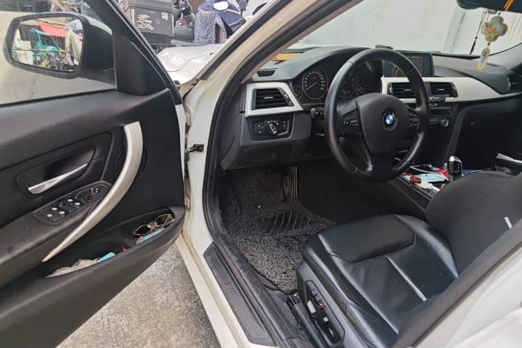 Used BMW 3 Series 2013 320i Sport Edition Driver Seat