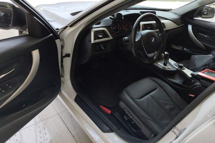 Used BMW 3 Series 2013 320i Sport Touring Edition Driver Seat