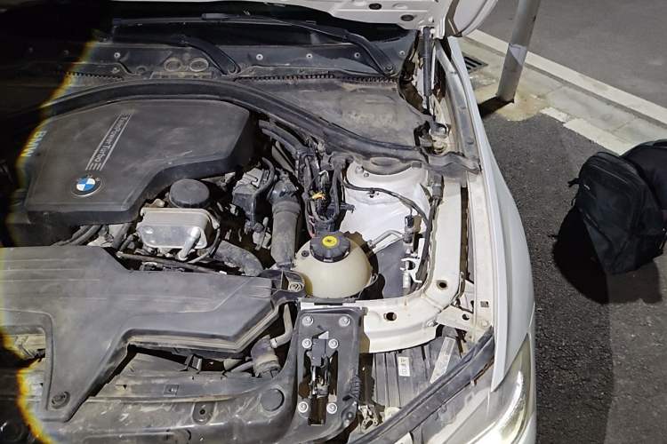 Used BMW 3 Series 2013 320i Sport Edition Engine Bay Left