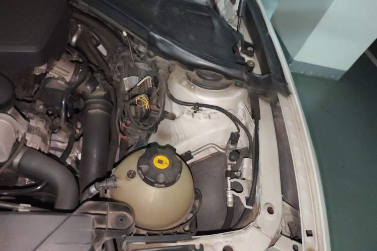 Used BMW 3 Series 2013 320Li Fashion Model Engine Bay Left