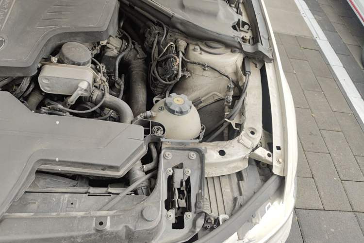 Used BMW 3 Series 2013 320Li Fashion Model Engine Bay Left