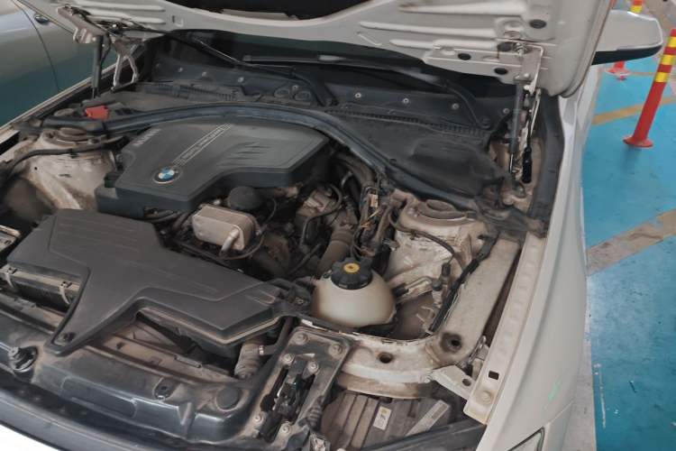 Used BMW 3 Series 2013 320i Sport Edition Engine Bay Left