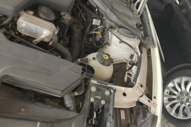 Used BMW 3 Series 2013 320i Sport Edition Engine Bay Left