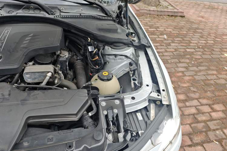 Used BMW 3 Series 2013 320i Sport Edition Engine Bay Left