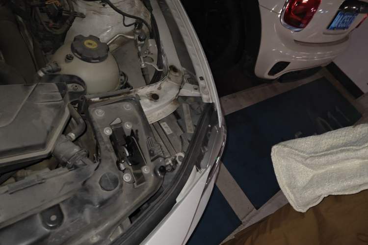 Used BMW 3 Series 2013 320i Sport Design Package Engine Bay Left